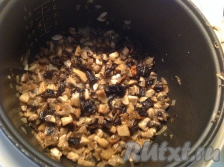 Добавляем грибы в чашу к шампиньонам, солим, перчим и хорошо перемешиваем. Обжариваем ещё минут 5-7, иногда помешивая.
