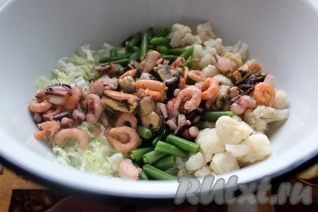Соединить фасоль, цветную капусту, морепродукты и китайский салат.