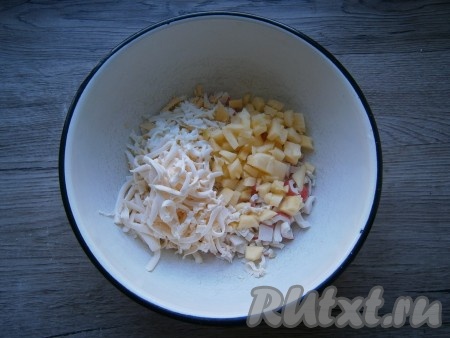 Яблоко, очищенное от кожуры и семян, нарезать маленькими кубиками. Плавленный сыр натереть на крупной терке. Добавить сыр и яблоко к яйцам и крабовым палочкам.
