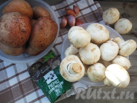 Подготовьте продукты для запекания картошки с шампиньонами в рукаве в духовке.