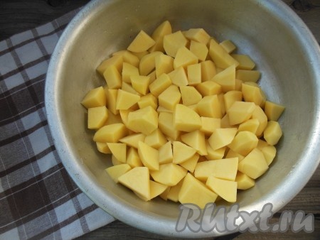 Картофель нарежьте на средние кусочки, можно нарезать брусочками, если мелкий - половинками.
