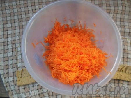 Натрите морковь на средней терке.
