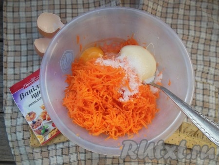 К натертой моркови добавьте щепотку соли, сахар, ванильный сахар, яйцо и сметану. Если будете готовить драники с морковью в соленом варианте, не добавляйте сахар и ванильный сахар.
