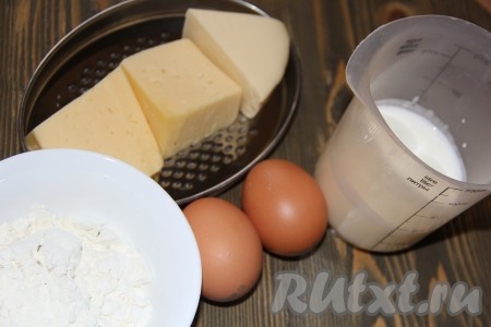 Подготовить продукты для приготовления ленивых хачапури на кефире с сыром на сковороде.