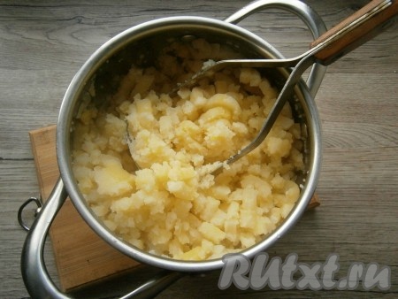 Варить картошку, посолив воду, 30-35 минут (до готовности), после чего воду слить, а картофель растолочь.
