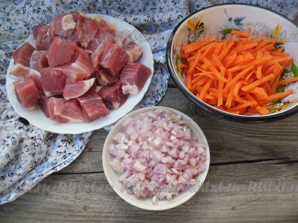 Очищенную морковь нарежьте на тонкие полоски или брусочки. Очищенный лук нарежьте на мелкие кубики. Мякоть свинины (лучше брать мякоть с жирком) нарежьте на небольшие кубики.
