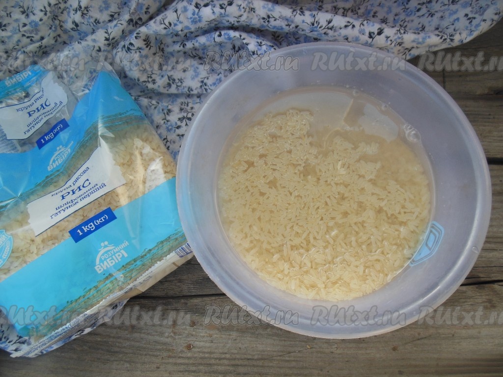 Рис для плова тщательно промойте в холодной воде (промывайте рис не менее 6-7 раз), затем выложите в дуршлаг, чтобы стекла жидкость.

