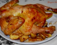 Курица, запеченная целиком с яблоками в духовке