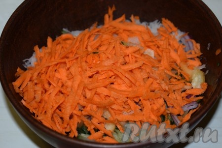 Морковь натрем на крупной терке и тоже добавим в салат.
