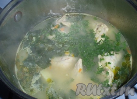 Довести куриный суп с фасолью и шпинатом до кипения, убавить огонь и варить 5 минут. Добавить в суп мелконарезанную зелень. Выключить огонь и дать супу настояться.
