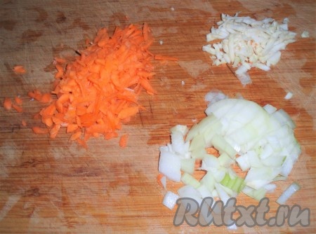 Морковь вымыть, очистить, натереть на терке или нарезать соломкой. Корень петрушки (если используете) тоже вымыть, очистить, натереть на терке или нарезать соломкой. Репчатый лук очистить и мелко нарезать.
