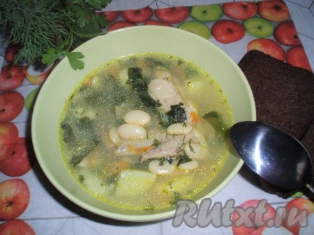 Вкусный и ароматный куриный суп с фасолью и шпинатом готов.