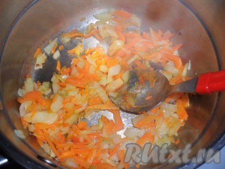 На растительном масле обжарить, помешивая, морковь, корень петрушки и лук в течение 5 минут. В конце обжаривания добавить куркуму. Куркума придаст нашему супу приятный золотистый оттенок.