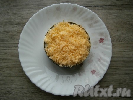 Последним слоем разместить натертый на мелкой терке сыр, его майонезом не смазывать.
