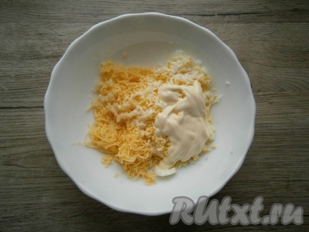 Яйца с сыром немного посолить, добавить пропущенный через пресс чеснок и майонез.