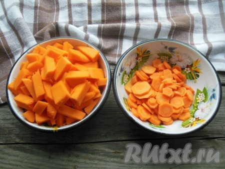 Нарежьте тыкву небольшими кусочками, морковь - тонкими колечками.
