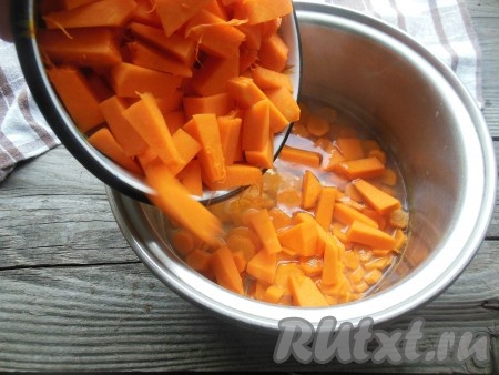 Добавьте к моркови кусочки тыквы, перемешайте. Накройте крышкой и варите 10-15 минут (до мягкости тыквы) на небольшом огне. Воду больше не добавляйте, тыква в процессе приготовления даст немного сока, его будет достаточно.
