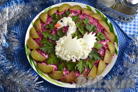 Красивый и вкусный салат "Белый лебедь" готов, можно подавать к праздничному столу. Конечно, оформление этого блюда займет немного времени, зато ваши усилия будут оценены по достоинству вашими близкими и гостями!