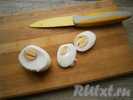 Яйца очистить. С одного яйца срезать бока белка в виде небольших овалов.

