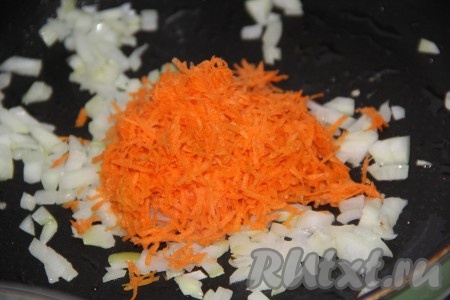 На растительном масле обжарить, помешивая, до золотистого цвета мелко нарезанный лук, затем добавить морковь, натертую на мелкой тёрке.
