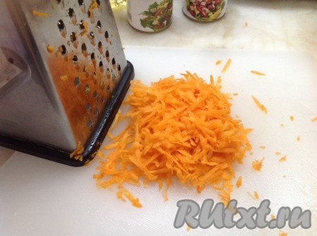 Натереть морковь и добавить на сковороду к луку, обжарить, помешивая, до мягкости моркови.