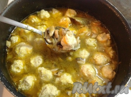 Наш грибной суп с куриными фрикадельками готов! Пора звать всех к столу!
