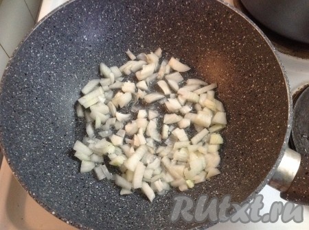 Вторую луковицу очистить, мелко нарезать и выложить на сковороду с подсолнечным маслом для обжаривания.
