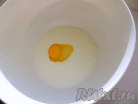 Кефир развести водой (смесь должна быть очень холодной), добавить яйцо и перемешать до однородности.