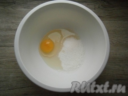 В большую глубокую миску разбить одно яйцо, всыпать оставшийся сахар, соль, ванильный сахар.
