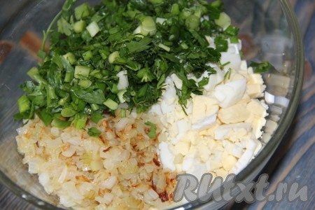 Соединить яйца, зелень и обжаренный репчатый лук, перемешать начинку для пирожков.
