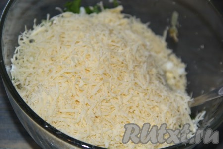 Сыр натереть на мелкой тёрке и добавить в начинку.
