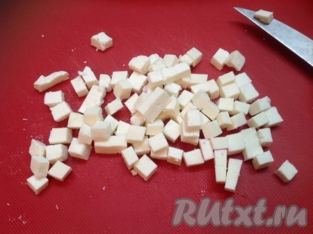 Также нарезать творожный сыр.
