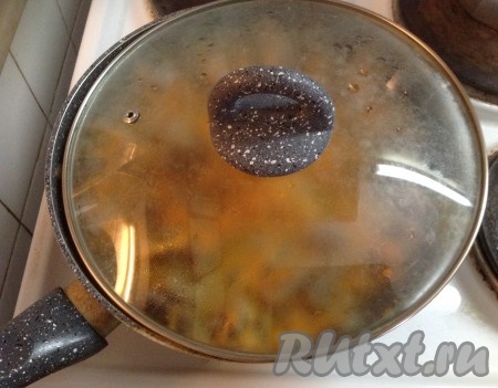 Накрываем сковороду крышкой и тушим на среднем огне 20 минут. Периодически помешиваем и следим, чтобы жидкость не испарялась, если нужно, доливаем тёплую воду.
