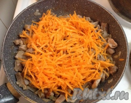 Теперь пришло время моркови. Выкладываем морковку на сковороду и перемешиваем с говядиной и луком.
