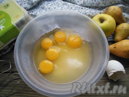 В миску насыпьте сахар, добавьте яйца.
