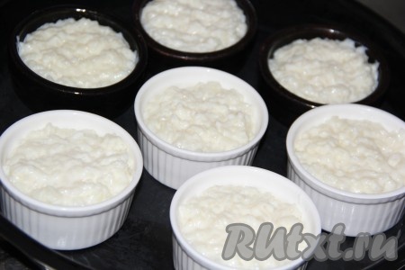 Разложить рисовую массу в керамические формы для запекания, заполняя их полностью. 