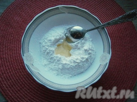 Сахарную пудру просеять в миску, добавить сырой белок и сок лимона.
