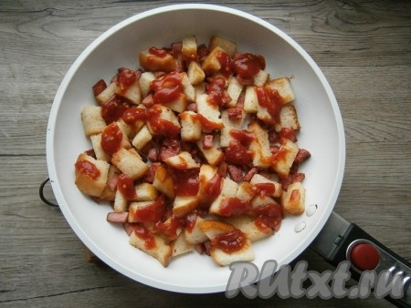 Полить содержимое сковороды томатным соусом (или кетчупом).
