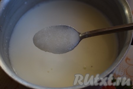 В кастрюльку нальем молоко и добавим к нему сахар и соль.
