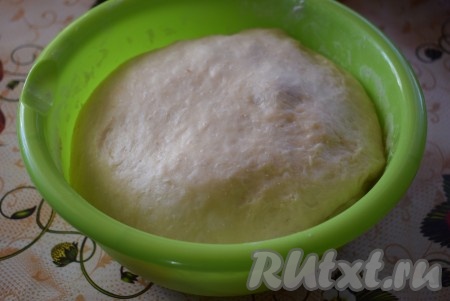 После расстойки тесто увеличится в объёме, останется мягким, но уже перестанет липнуть к рукам.
