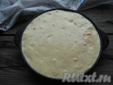 Перелейте тесто в форму для выпечки, смазанную сливочным маслом (или застеленную бумагой для выпечки). Я выпекаю в форме диаметром 26 см.
