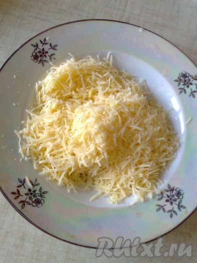 Оставшийся сыр натереть на средней терке.
