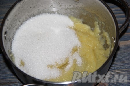 Переложить яблочное пюре в кастрюлю и добавить сахар.
