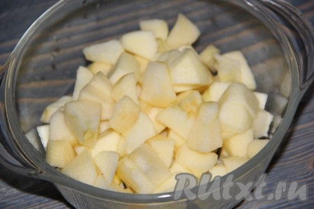 Яблоки очистить от кожуры и семечек, нарезать на средние кубики. Поместить яблочные дольки в стеклянную тару.