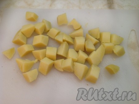 Пока баклажаны тушатся, нарезаем картошку на кусочки 2,5 см.