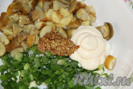 В салат из грибов, яиц и лука добавить майонез, горчицу и соль.
