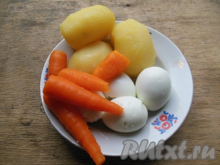 Очистите картошку, морковь и куриные яйца. 