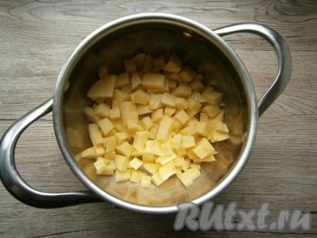 Картофель очистить и нарезать небольшими кубиками в кастрюлю, залить 2 литрами воды, довести до кипения, посолить. Варить картошку на небольшом огне около 20-25 минут.
