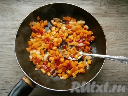Обжарить овощи, помешивая, на среднем огне в течение 4-5 минут.
