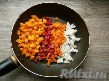 Очистить морковку, лук, чеснок, из болгарского перца удалить семена. Нарезать небольшими кубиками лук, морковь, сладкий перец и мякоть тыквы, поместить в сковороду с растительным маслом.
